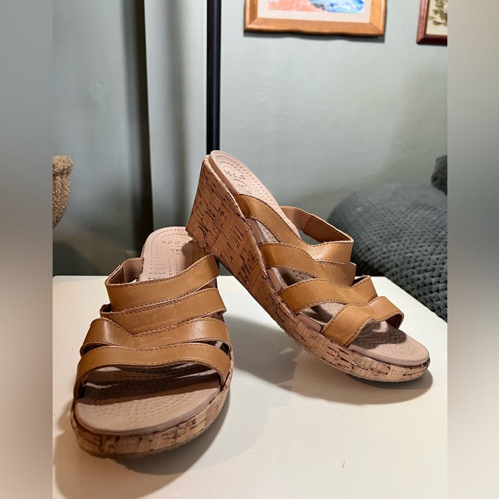 Crocs A-Leigh Cork wedge leather strapped sandal in tan. W9 size